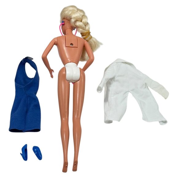 Doctor Barbie Mattel 1995 in Original Clothing with Working Stethescope Beats - Picture 3 of 8